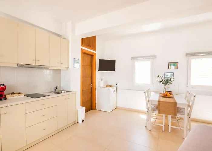 Mimis & Connie 2 كارباثوس